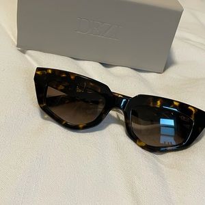 DEZI “ON READ” SUNNIES
